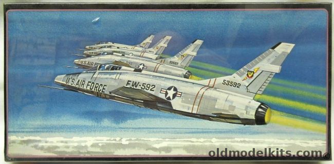 AMT-Hasegawa 1/72 North American F-100 Super Sabre  - Hi-Vis or Camo US Air Force, A692-130 plastic model kit